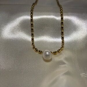 NWOT Elegant Gold and Pearl Necklace